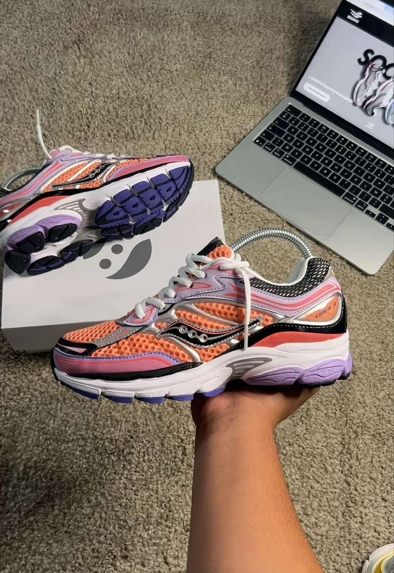 <p><strong>SAUCONY</strong></p>